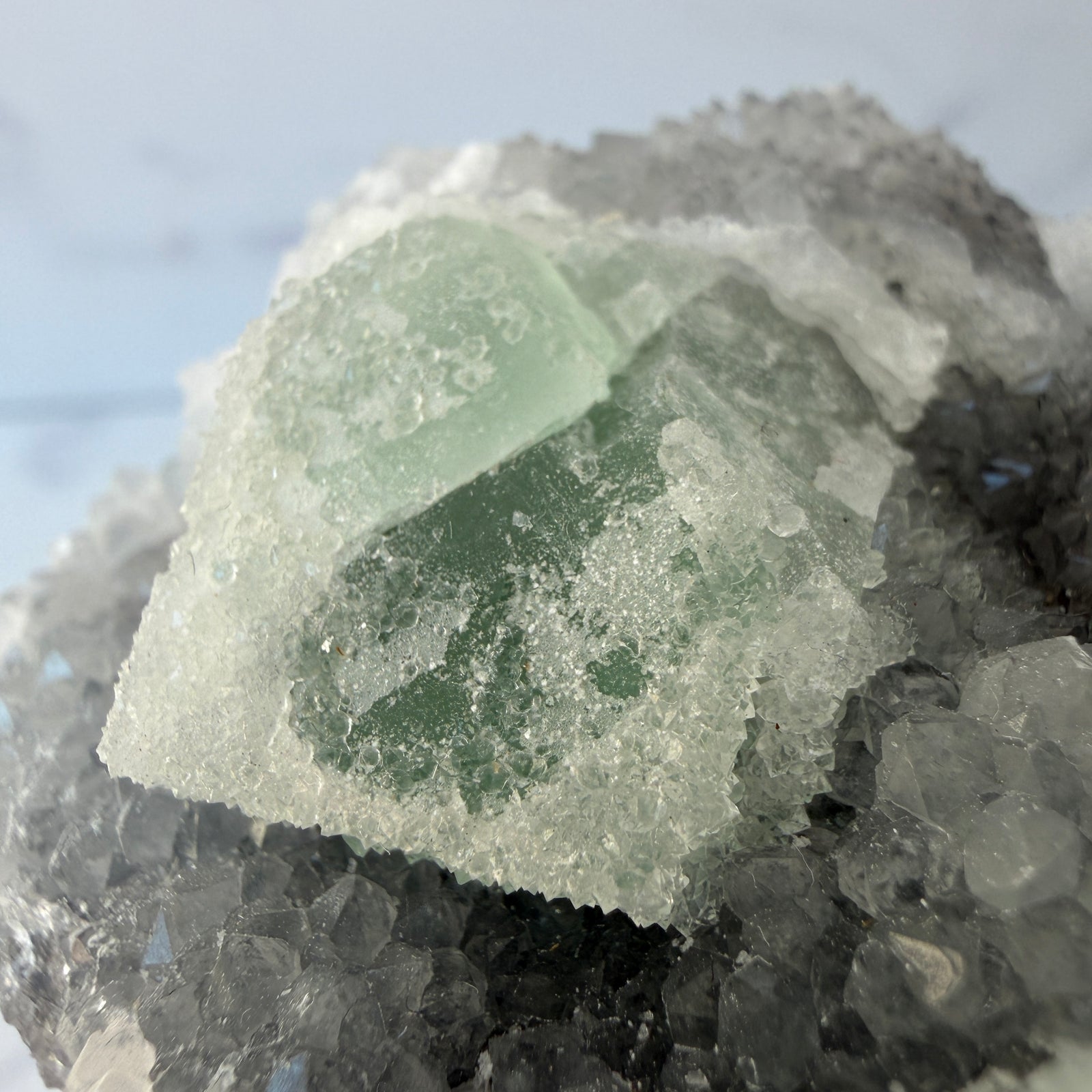 Fluorit mit glitzerndem Quarz, grüner Sugarfluorit, Einzelstück