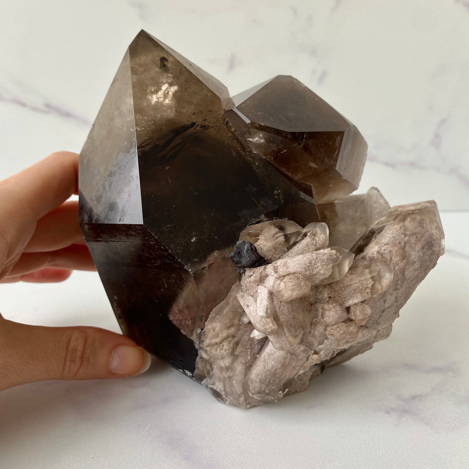Rauchquarz Cluster mit weißem Lodolith - Produktbild
