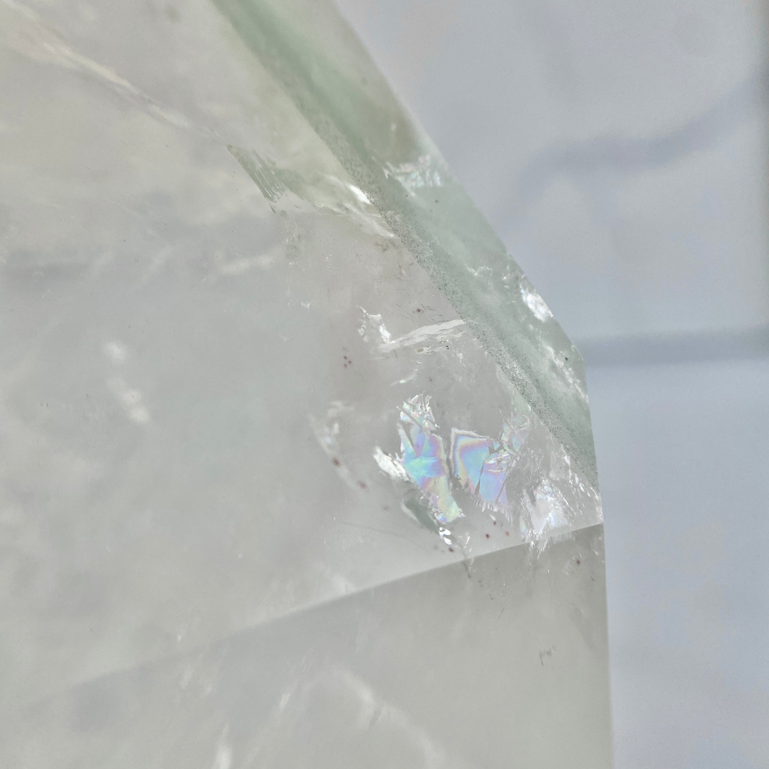 Bergkristall Turm mit grünen Chloritphantomen