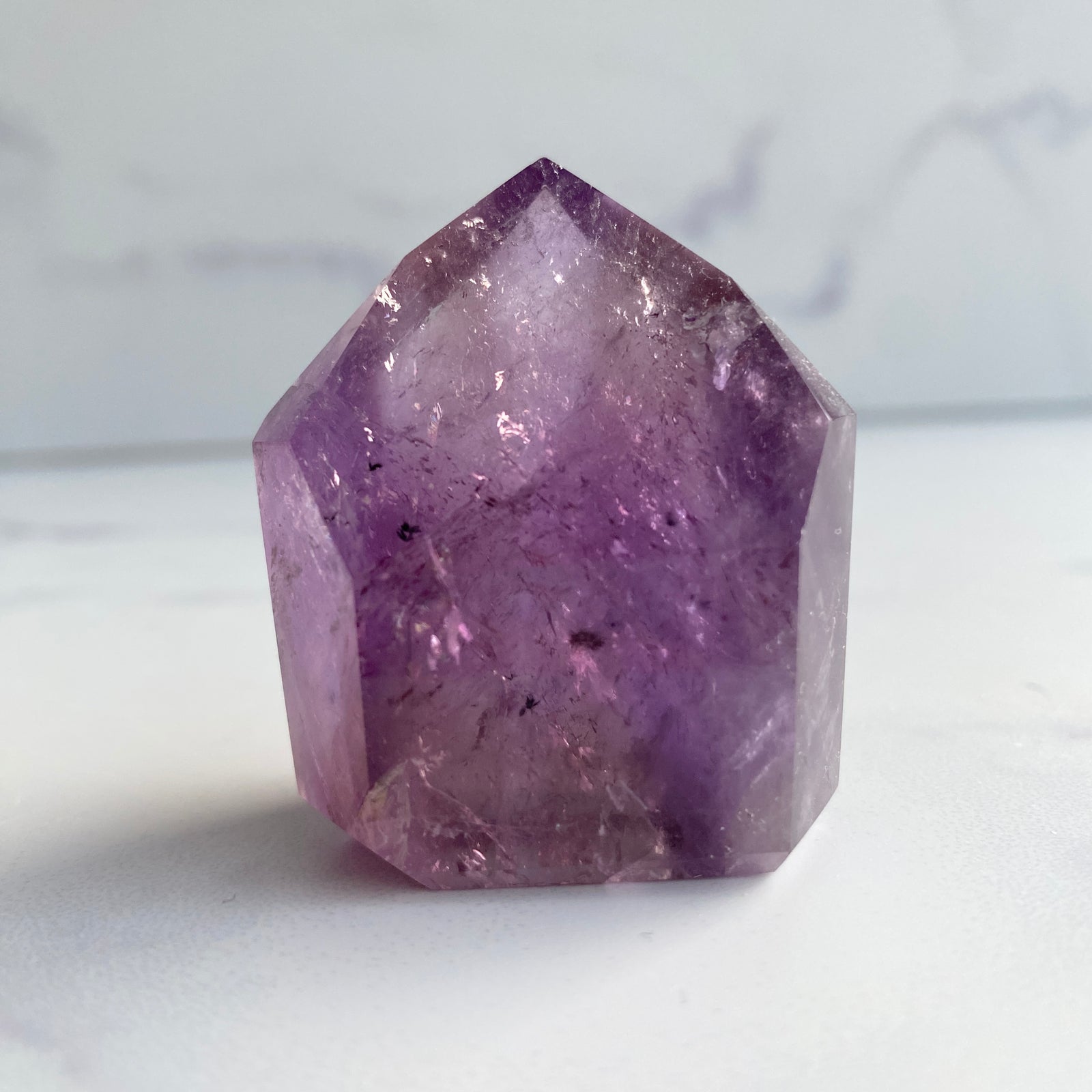 Amethyst Turm in dunklem Lila mit Hollandit