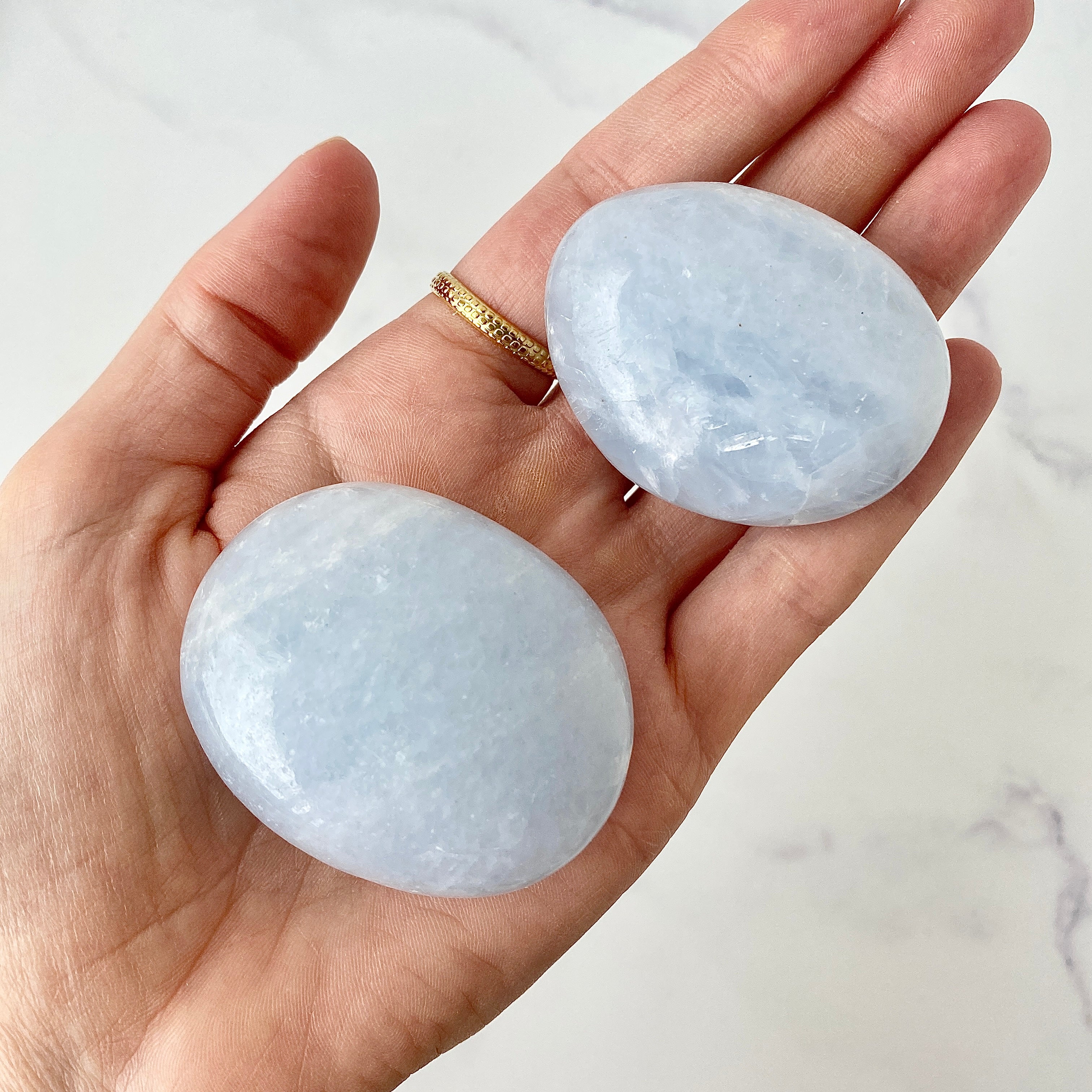Blauer Calcit Handschmeichler in einer Hand