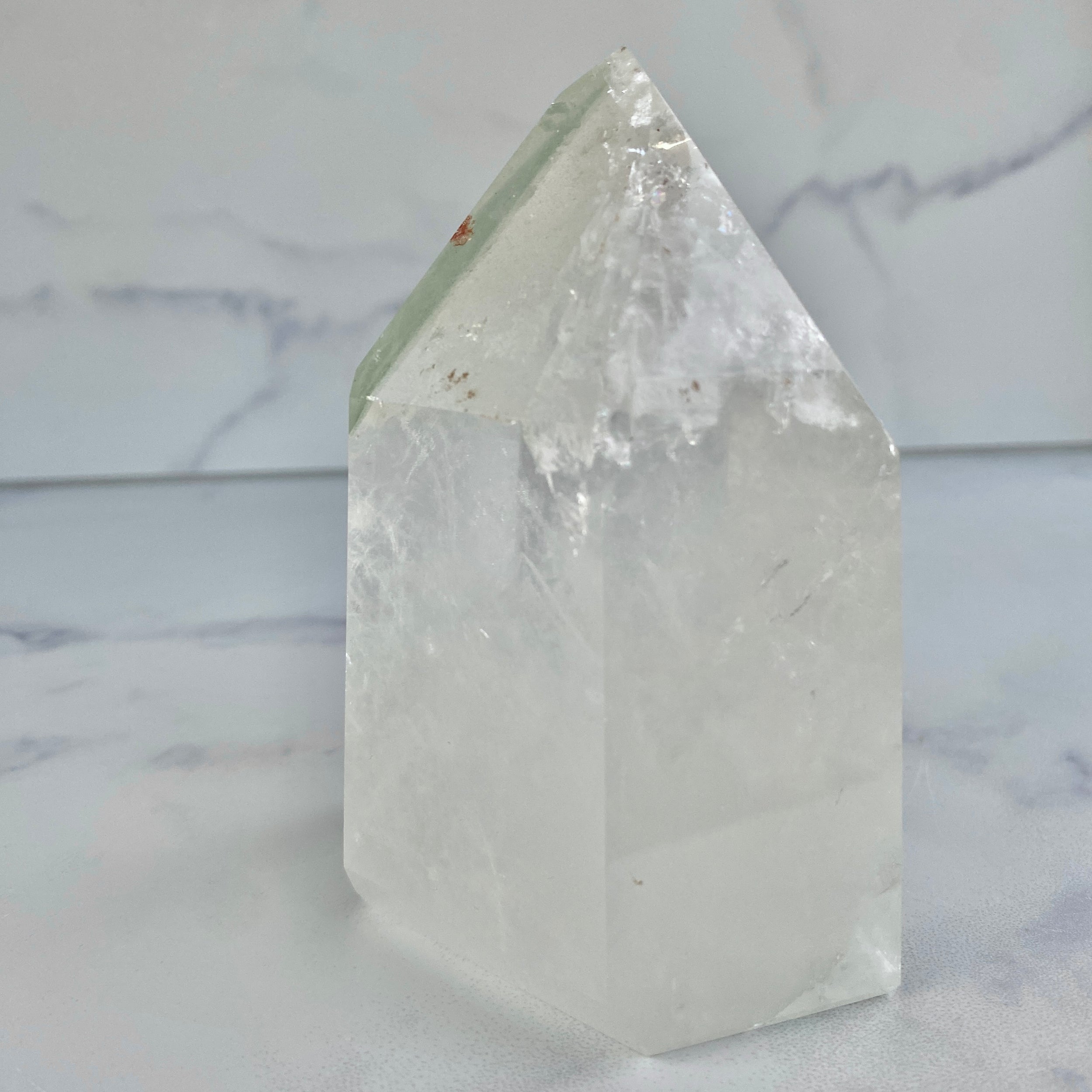 Bergkristall Turm mit grünen Chloritphantomen