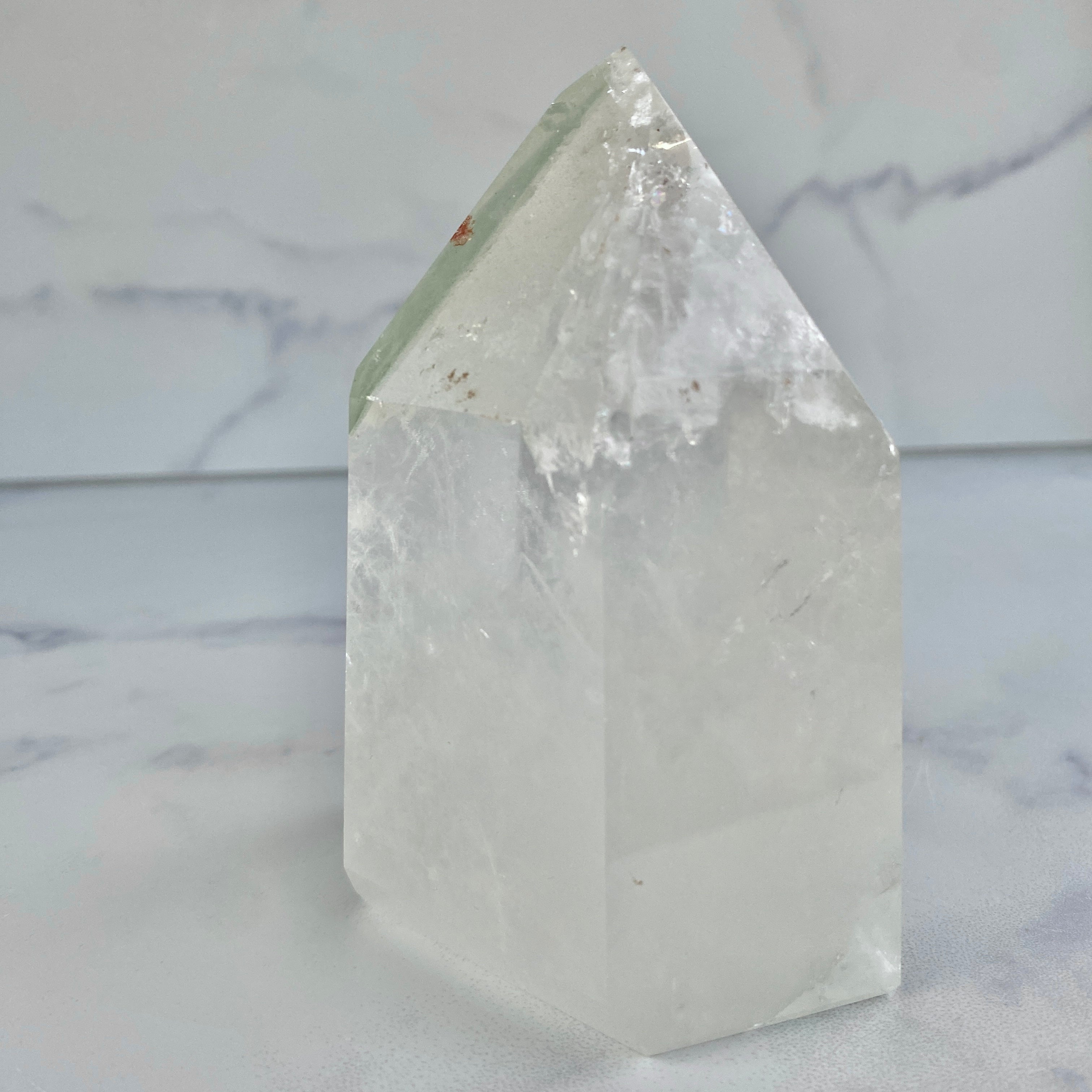 Bergkristall Turm mit grünen Chloritphantomen