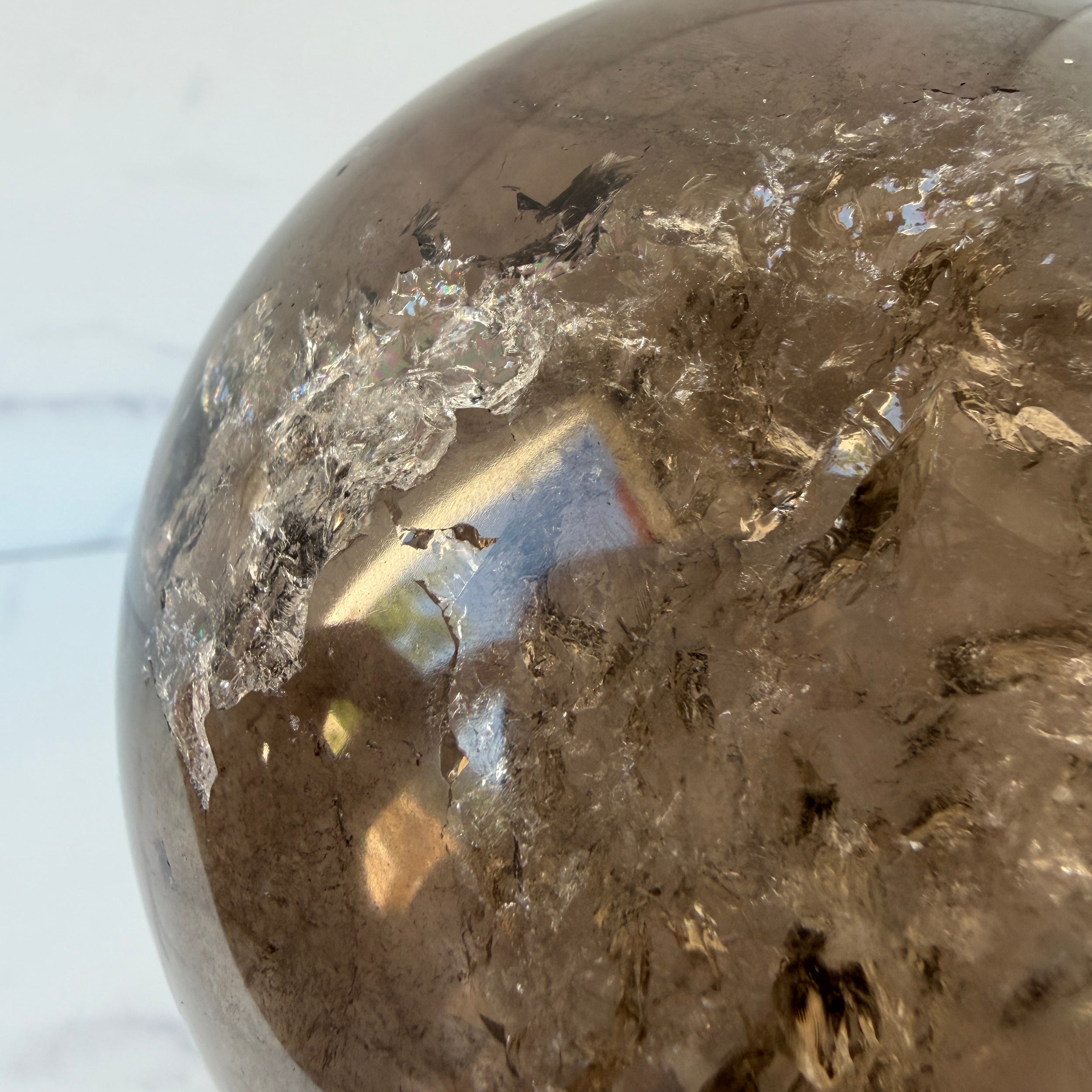 Große Rauchquarz Kristallkugel mit Regenbögen, Einzelstück
