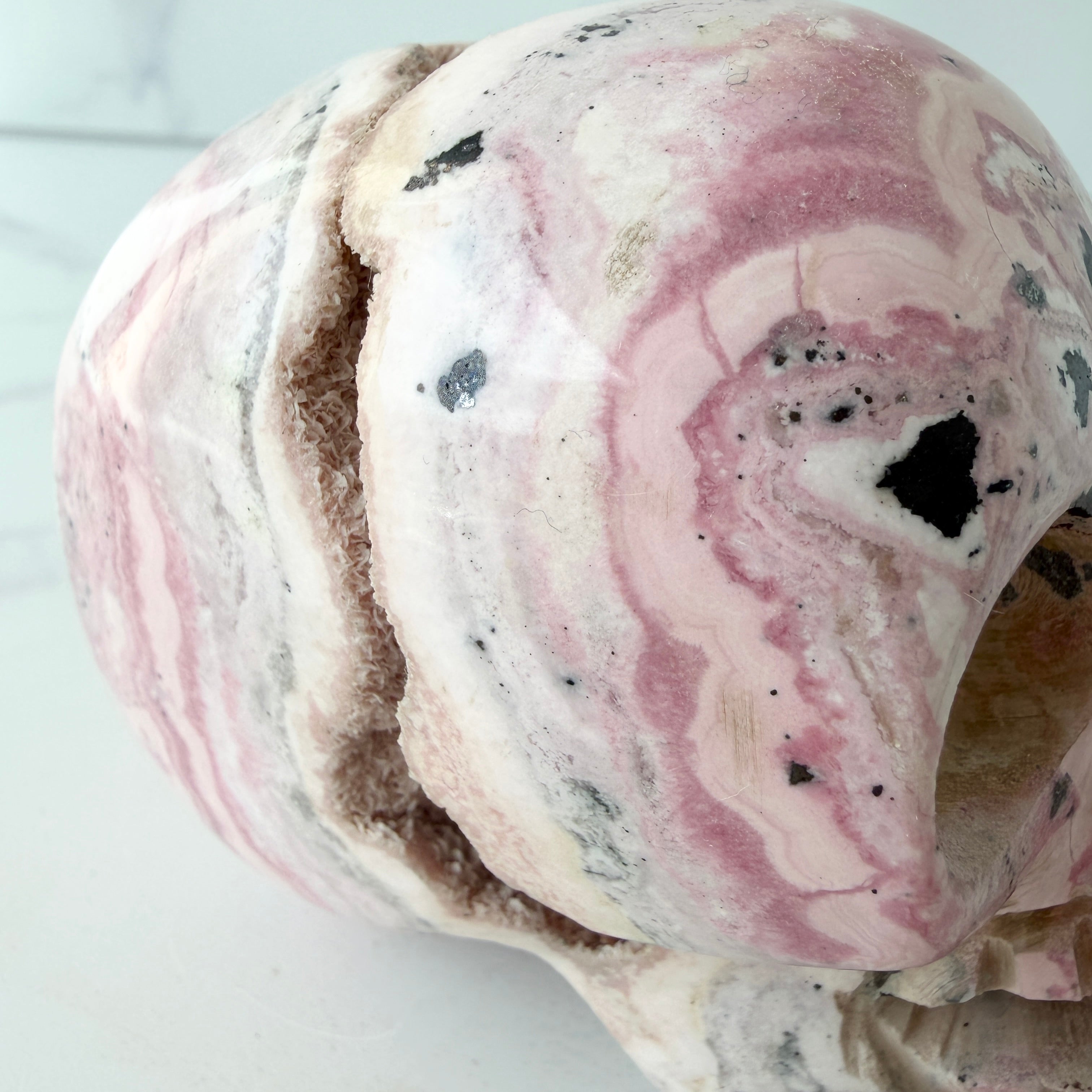 Rhodonit Totenkopf Schnitzerei aus Peru, Einzelstück