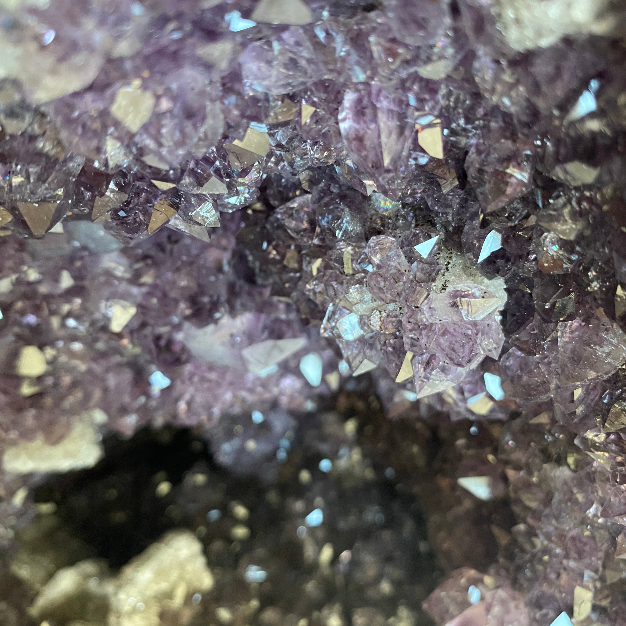 Amethyst Druse Cathedral mit Calcit