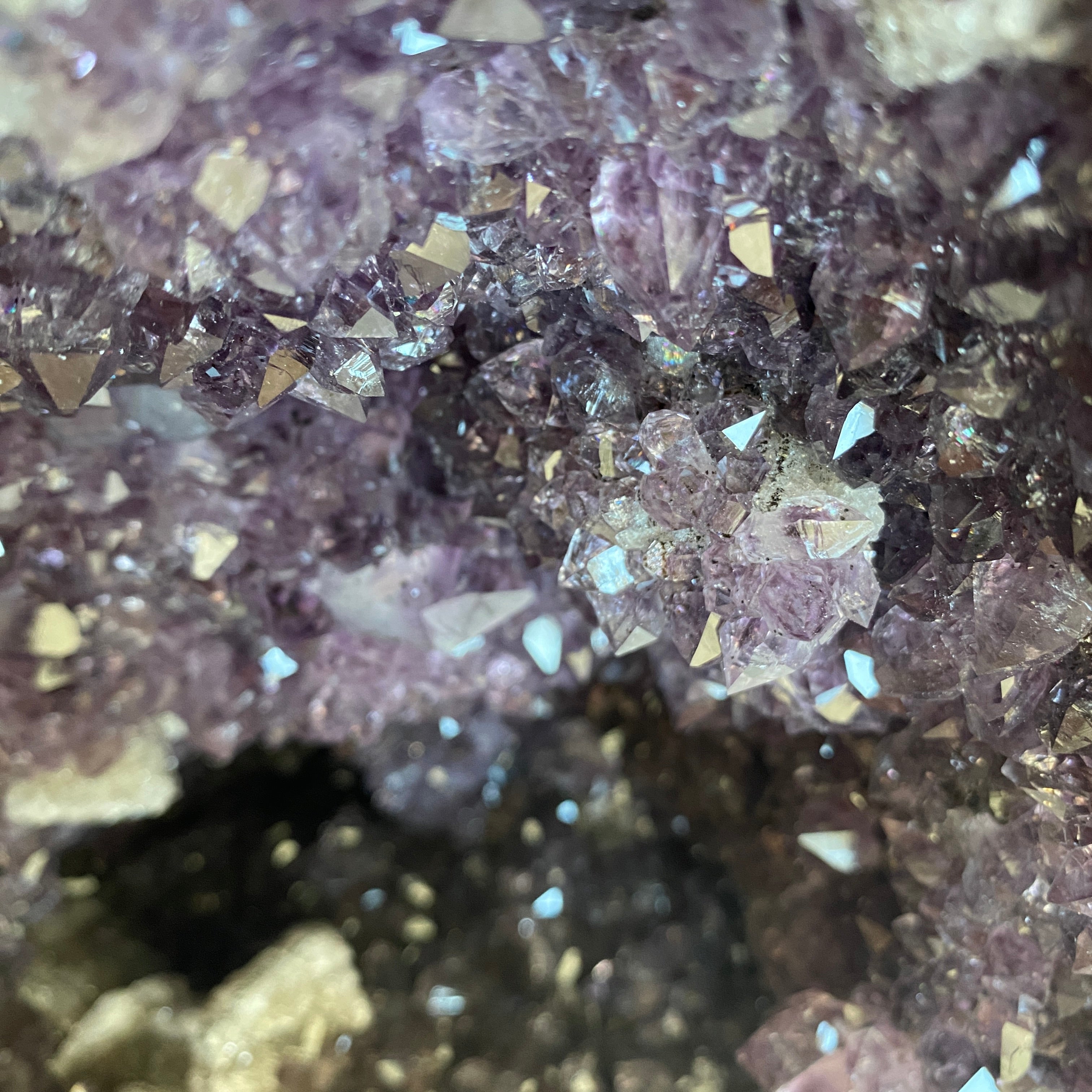 Amethyst Druse Cathedral mit Calcit