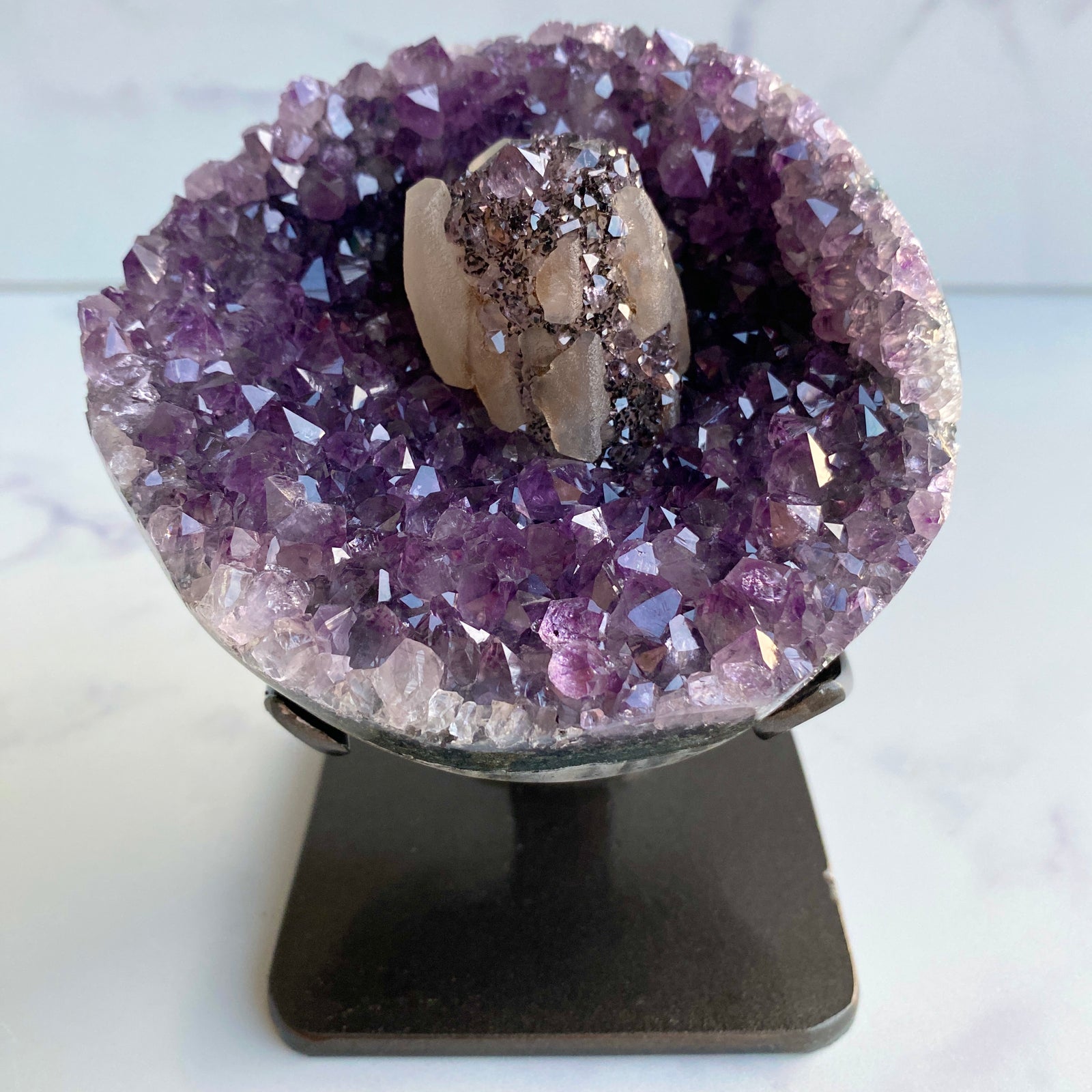 Amethyst Druse mit Calcit auf Ständer