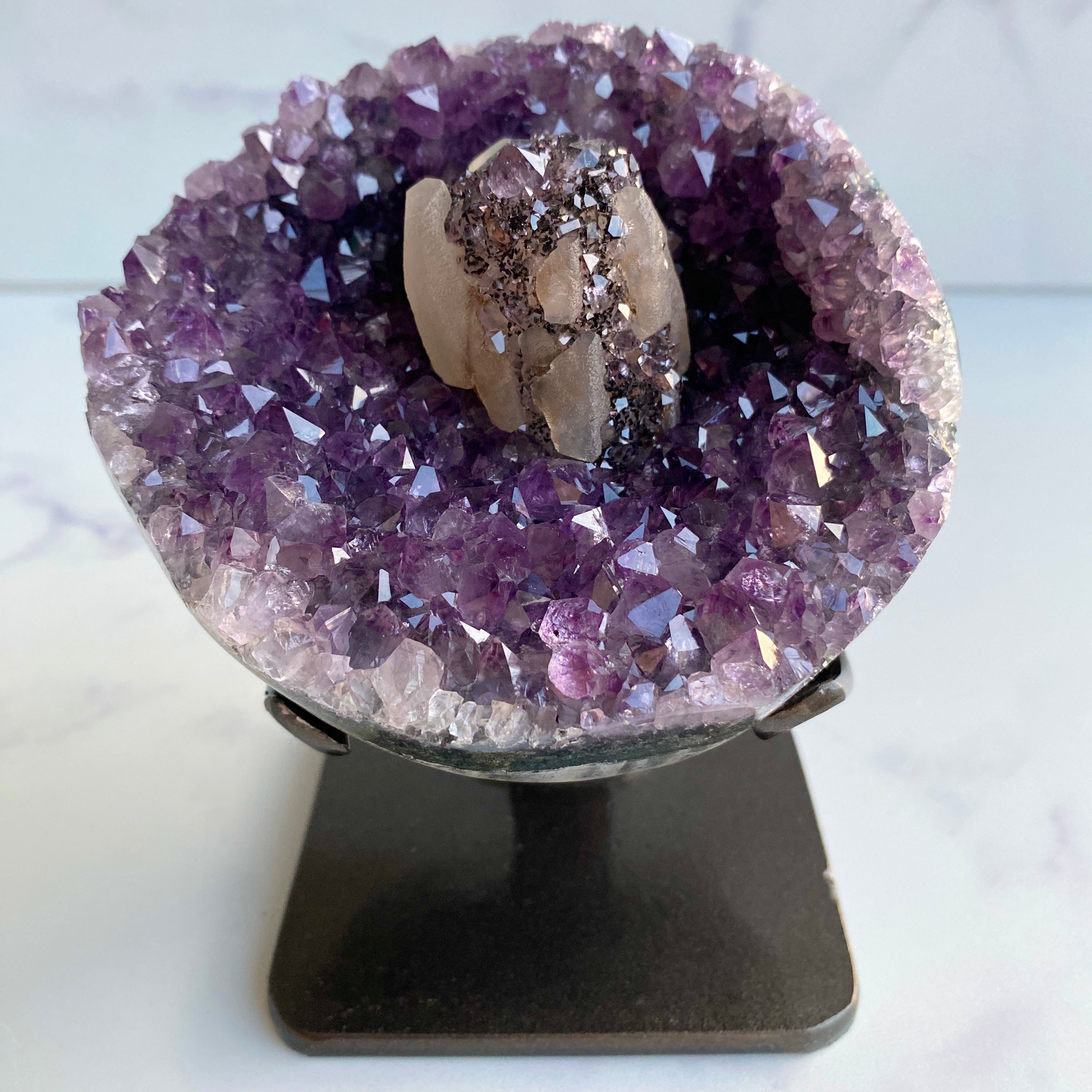 Amethyst Druse mit Calcit auf Ständer