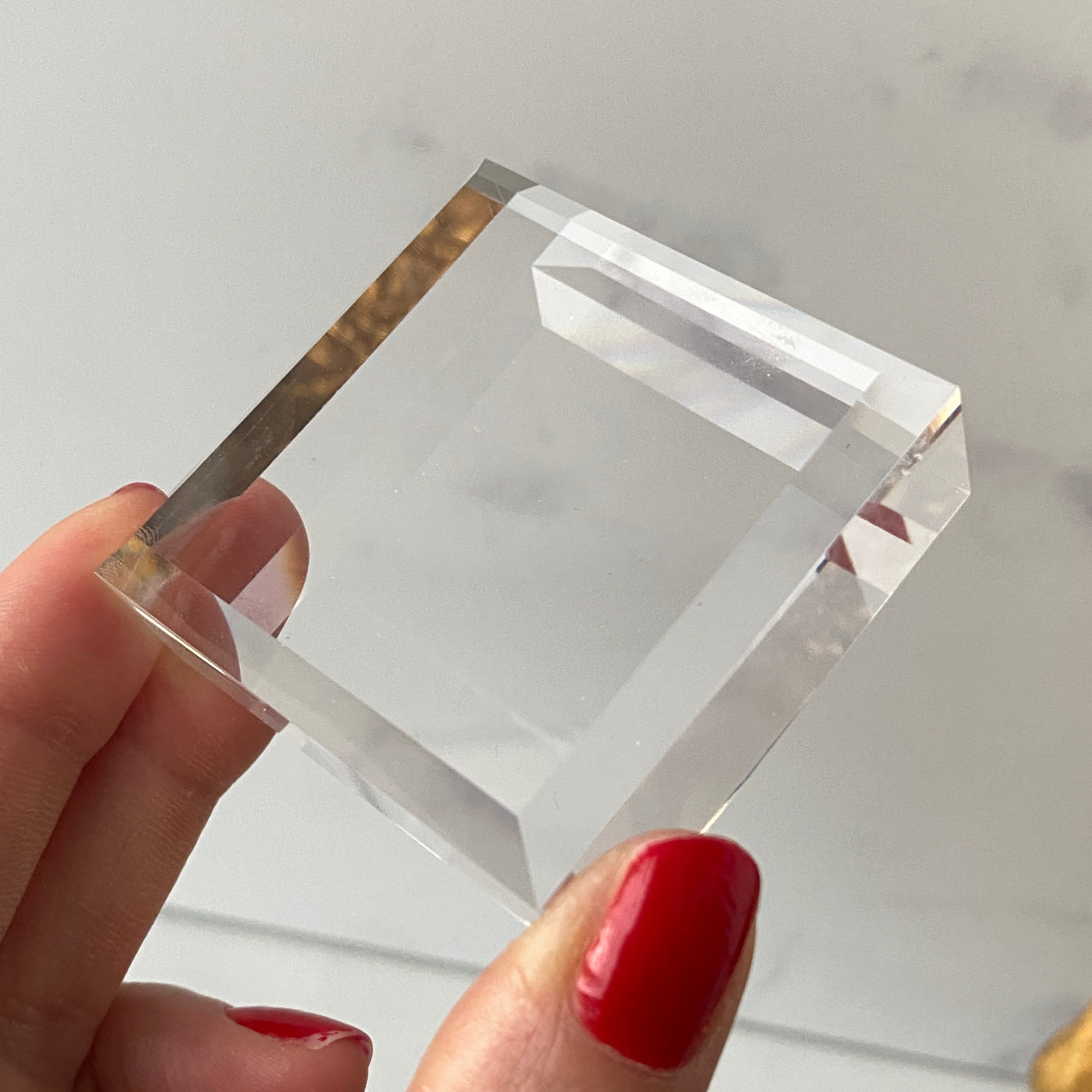 Klare quadratische Acrylsockel für die Mineralienpräsentation mit schräger Kante