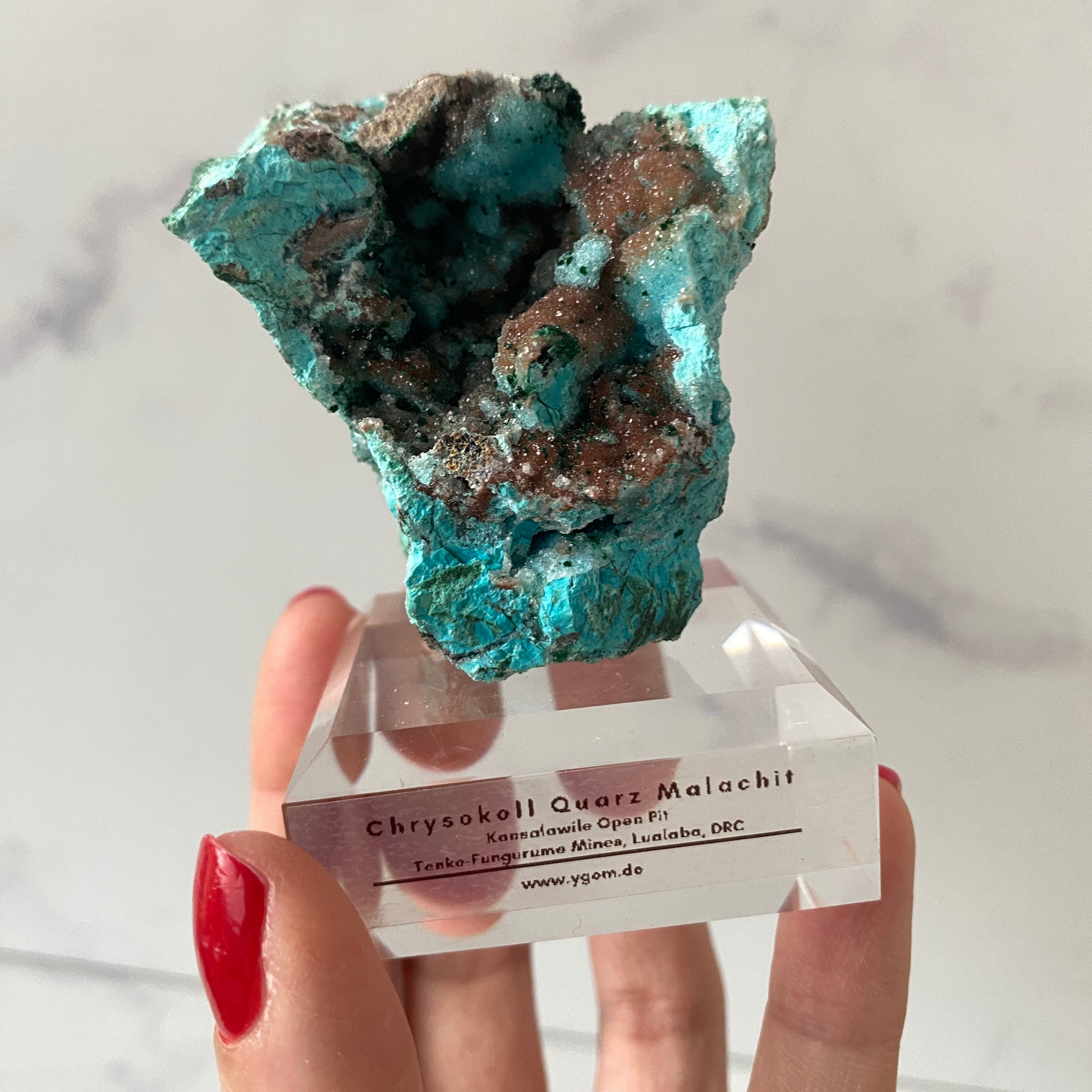Klare quadratische Acrylsockel für die Mineralienpräsentation mit angefaster Kante