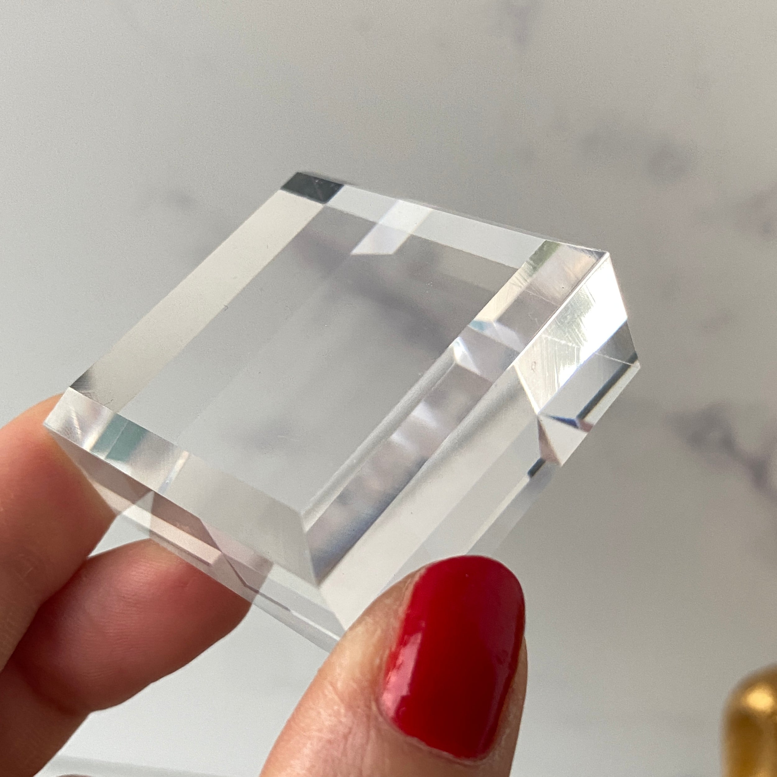 Acrylsockel klar udn quadratisch mit schräger Kante für die Mineralienpräsentation