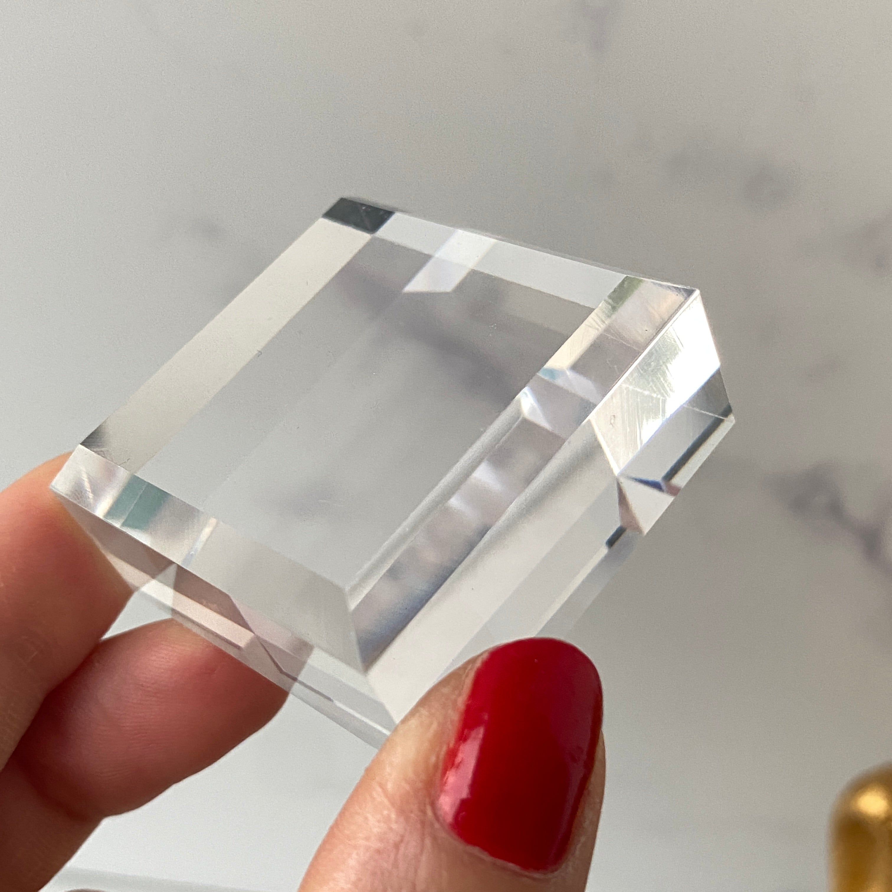 Acrylsockel klar udn quadratisch mit schräger Kante für die Mineralienpräsentation