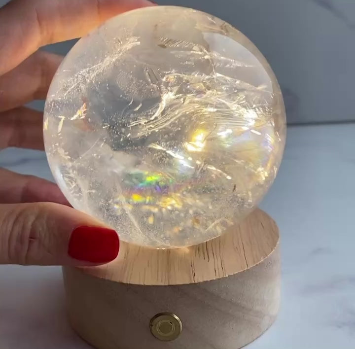 klare Kristallkugel beleuchtet mit Regenbögen