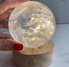 klare Kristallkugel beleuchtet mit Regenbögen