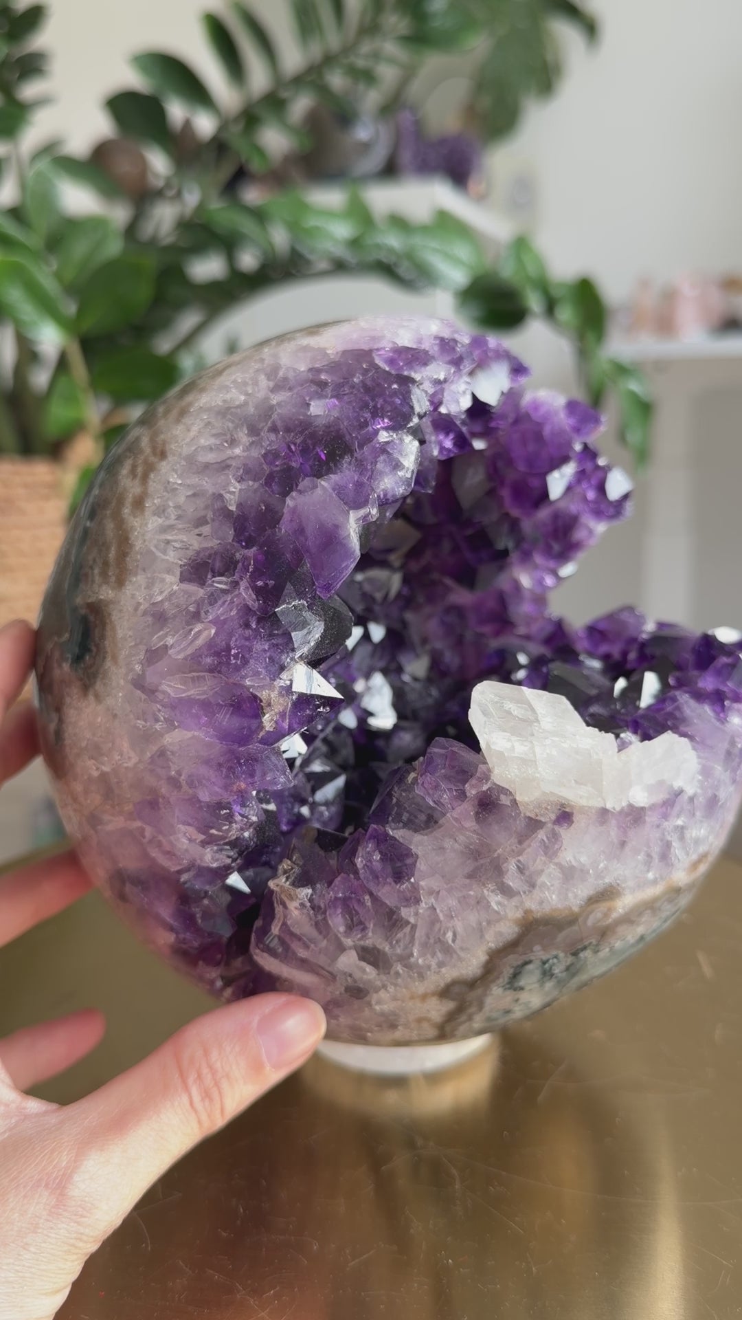 Große 17 cm Amethyst Kugel mit Calcit, Einzelstück