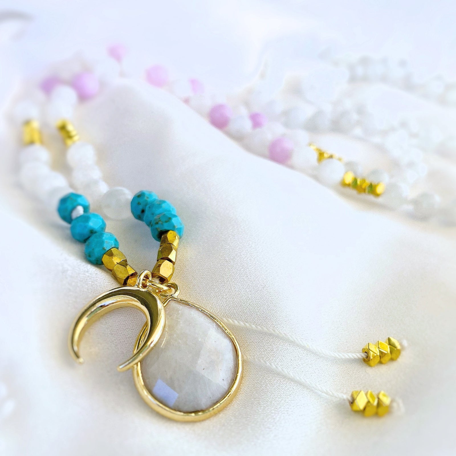 HALF MOON Mala | Mondstein, Howlith & Kunzit