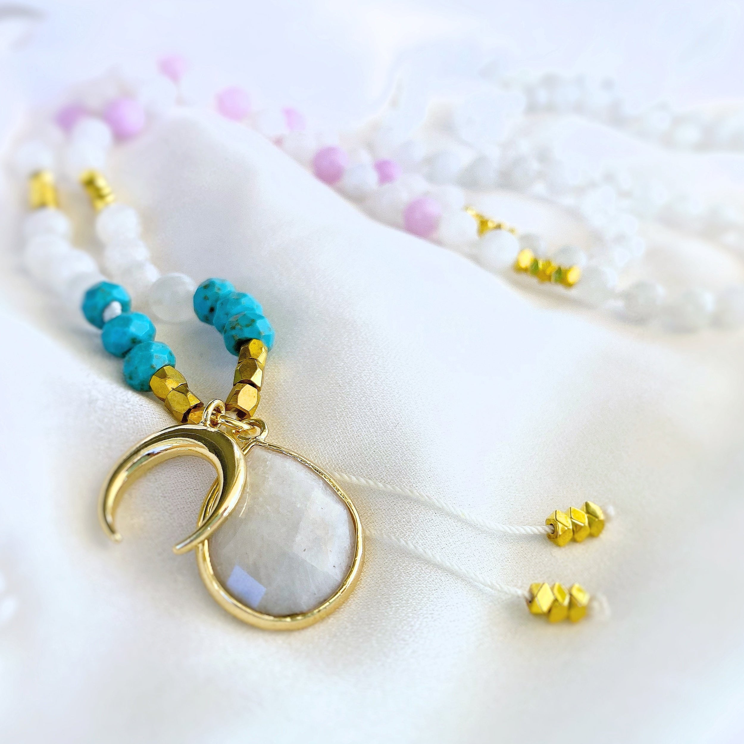 HALF MOON Mala | Mondstein, Howlith & Kunzit
