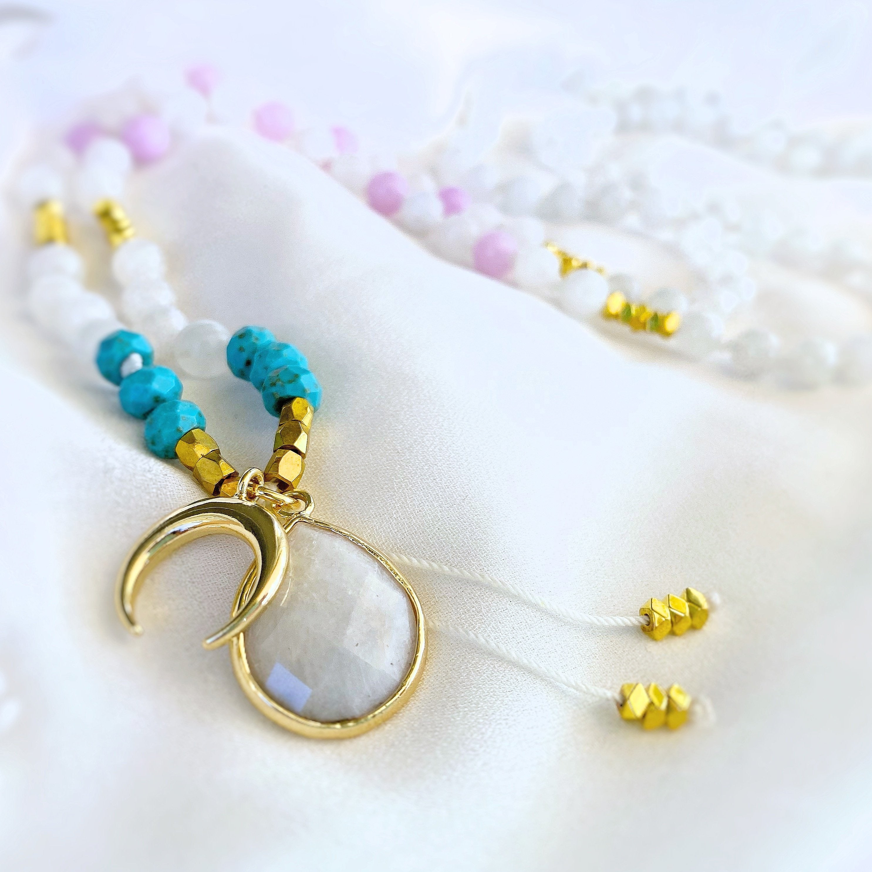 HALF MOON Mala | Mondstein, Howlith & Kunzit