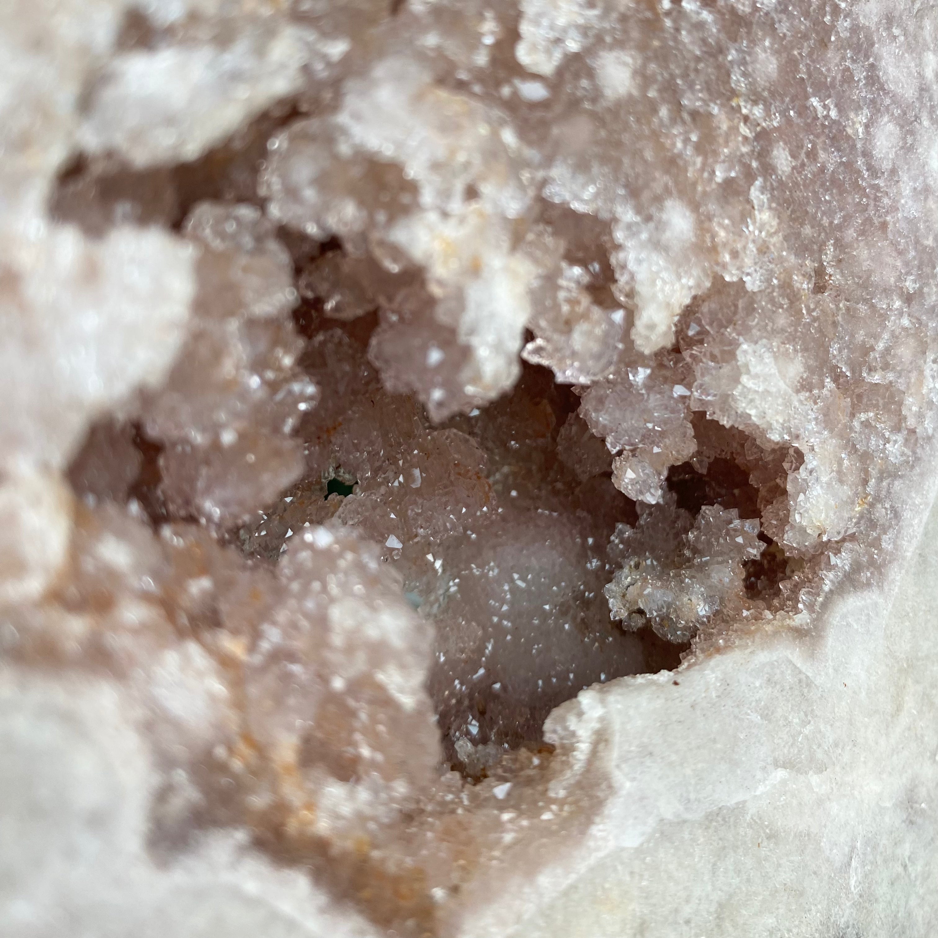 Pink Amethyst Slab auf Ständer - Aufnahme YGOM
