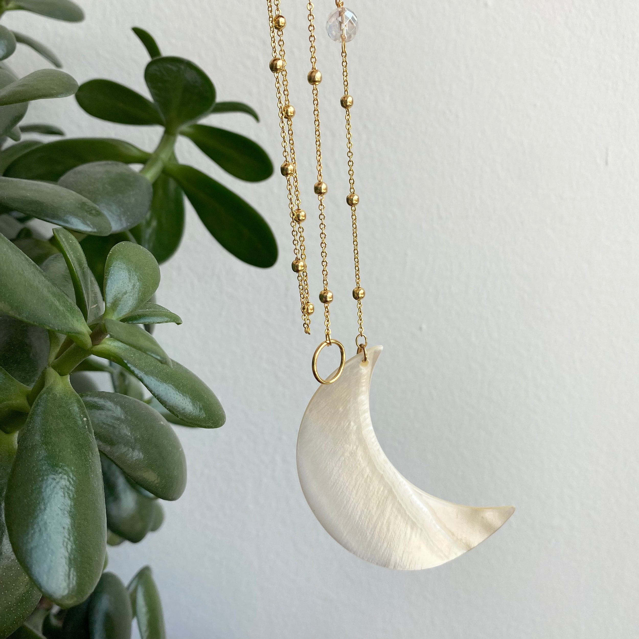 Perlmutt-Mond-Hänger mit Engel Aura Quartz - Abbildung