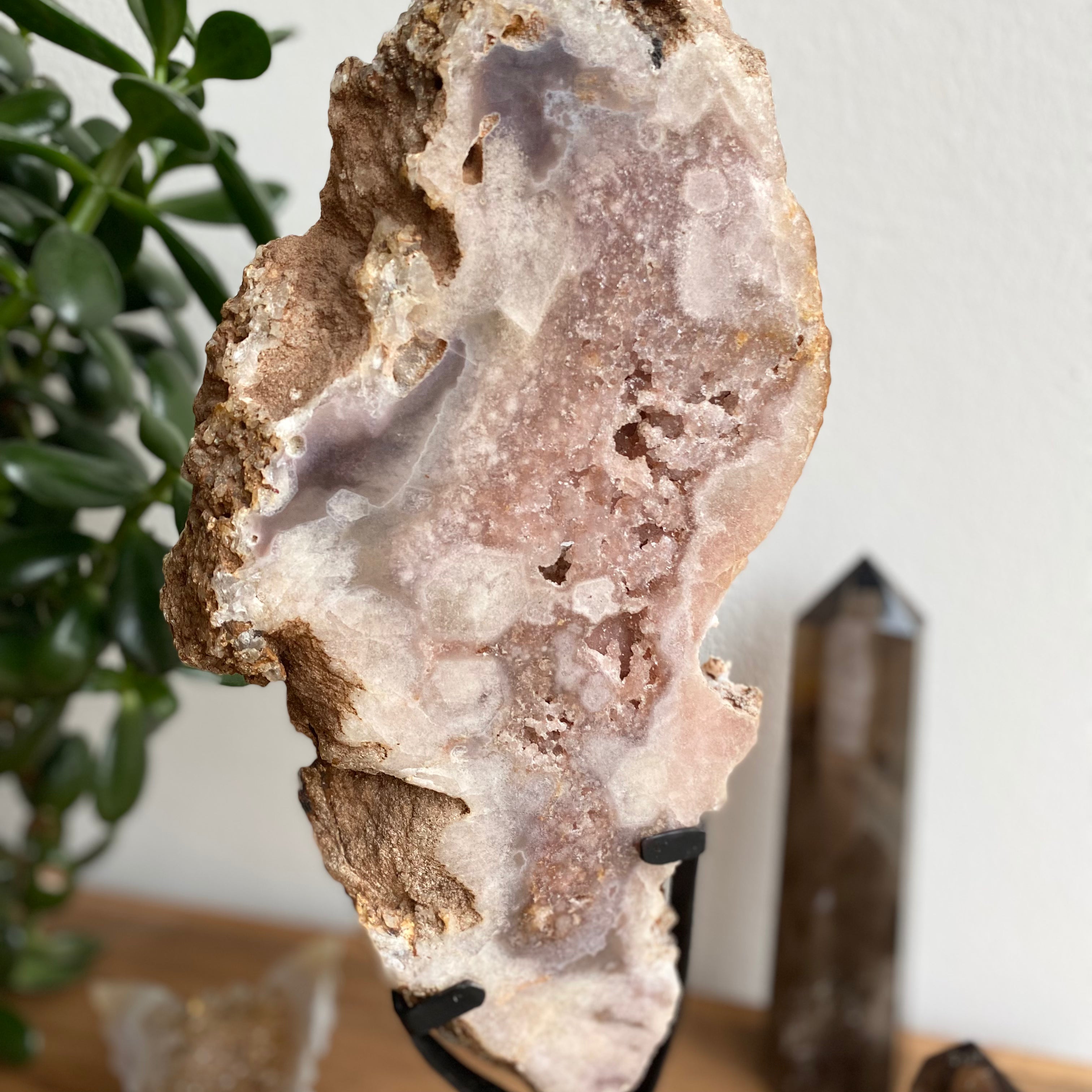 Pink Amethyst Slab auf Ständer - Abbildung