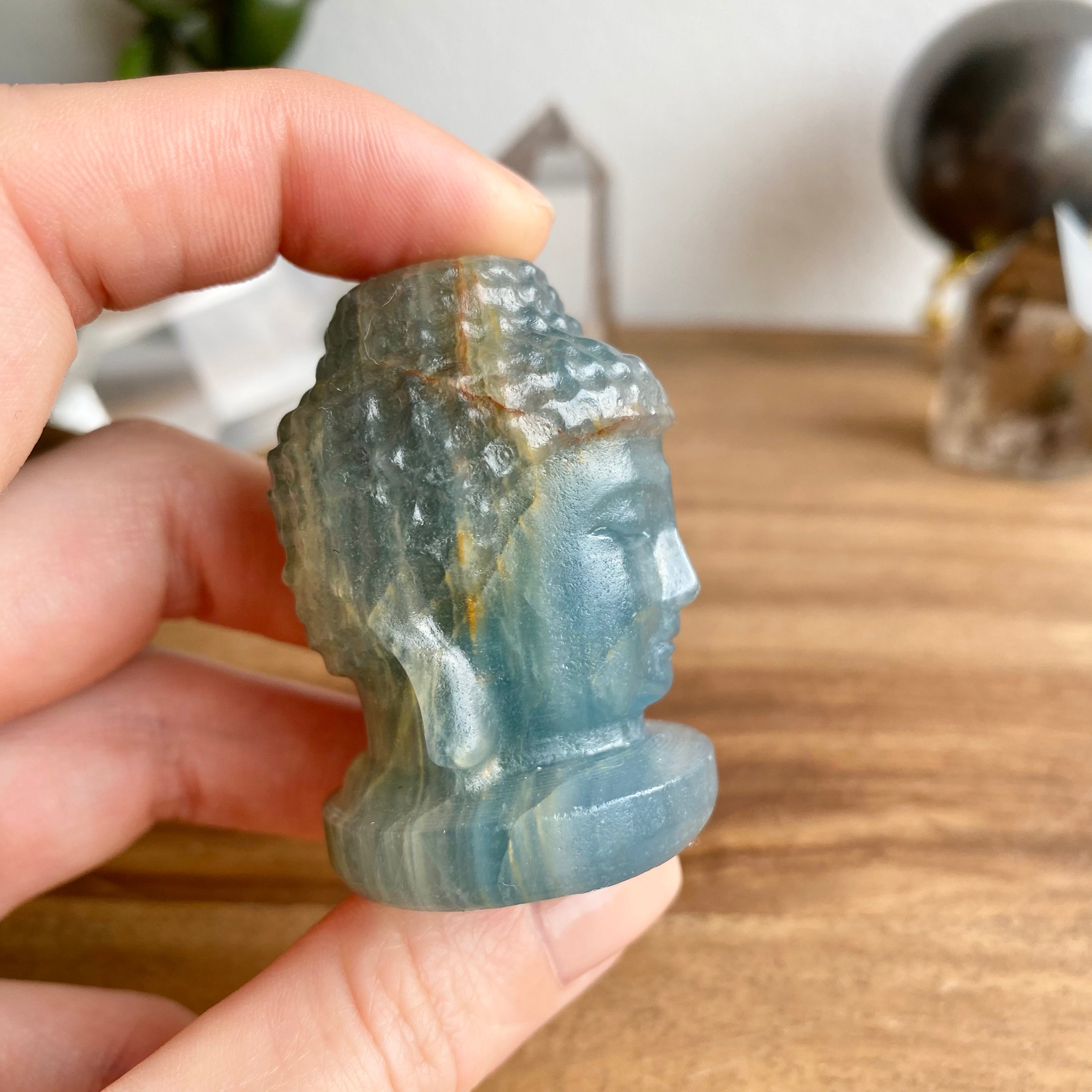 Blauer Calcit Buddha mit Aragonit