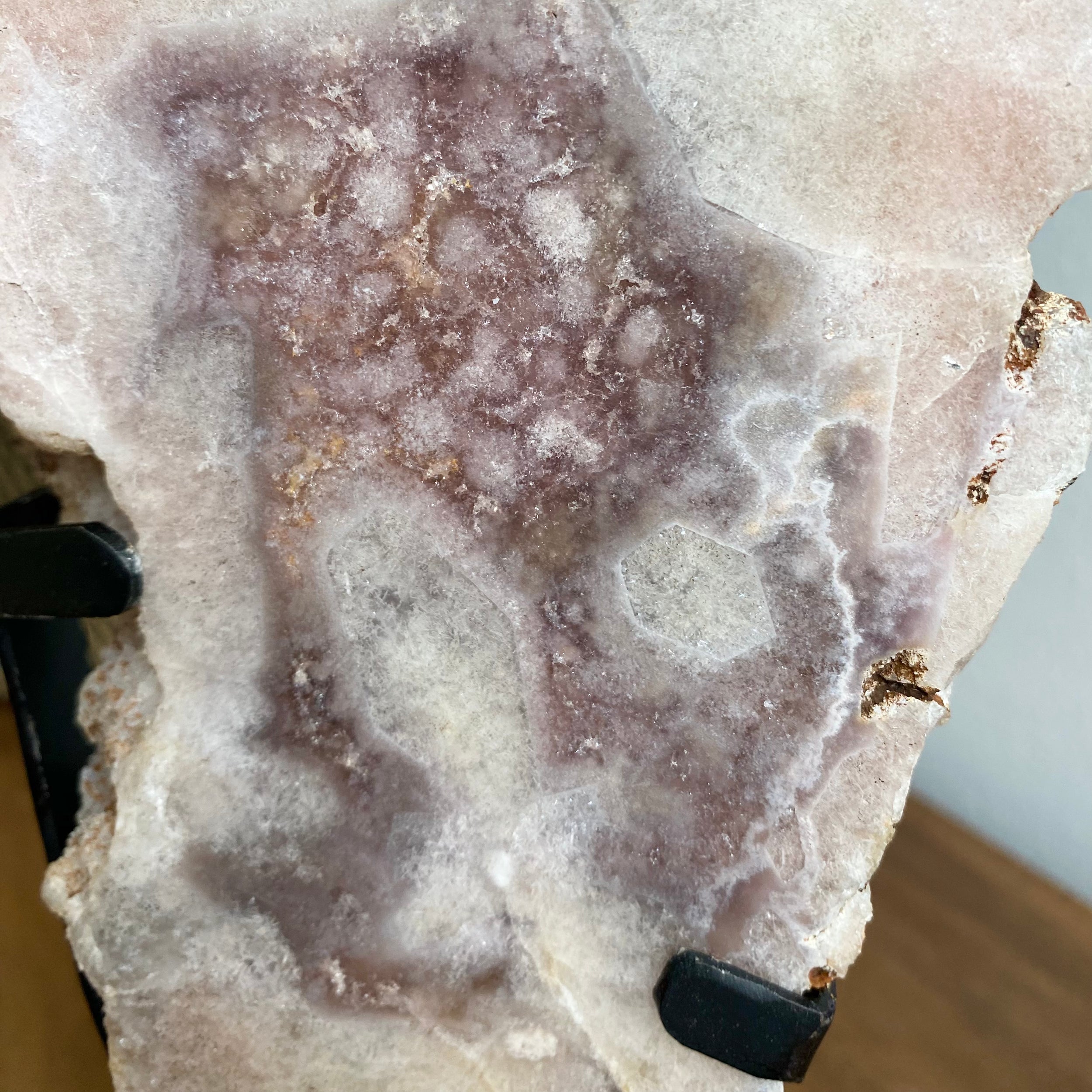 Pink Amethyst Slab auf Ständer - Produktfoto YGOM