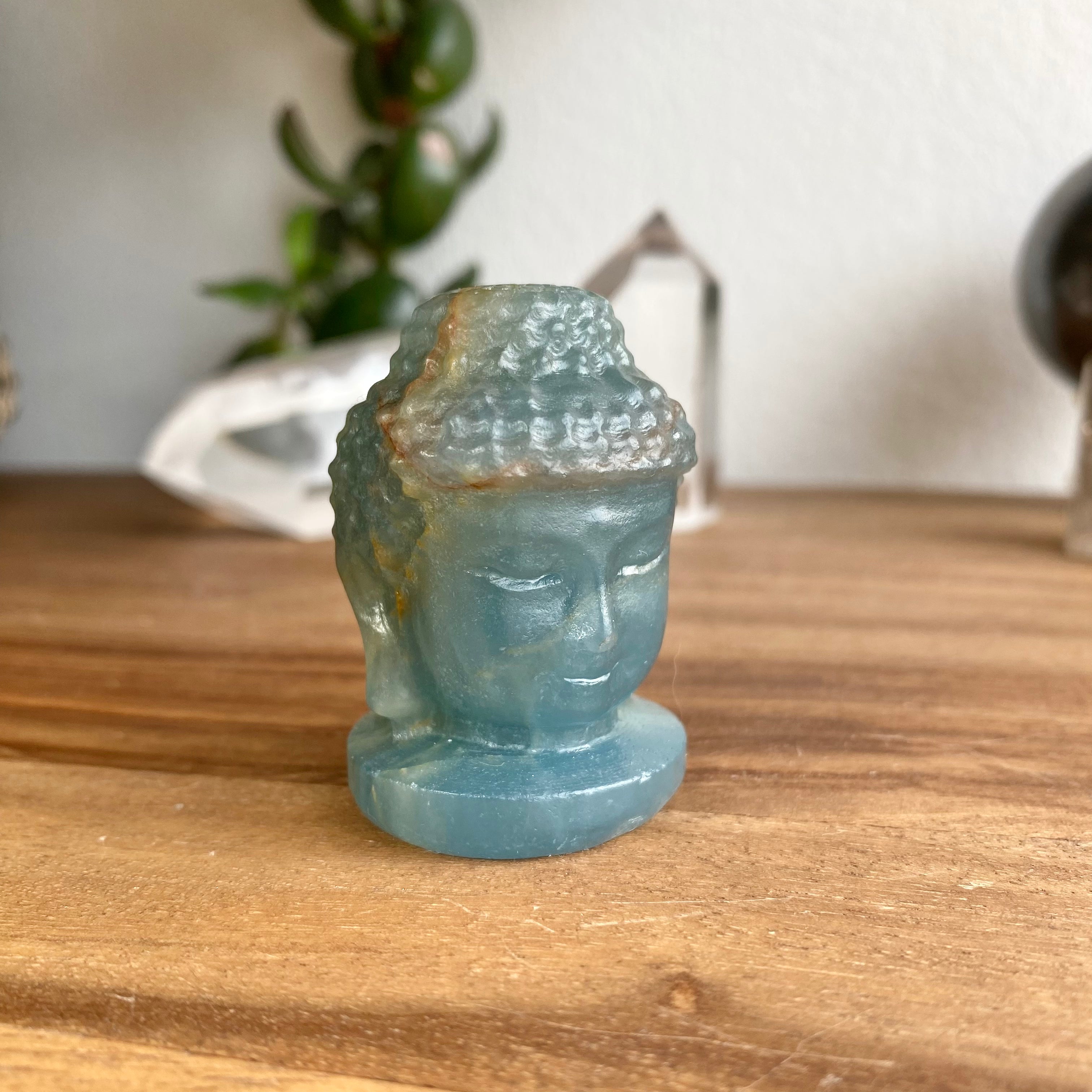 Blauer Calcit Buddha mit Aragonit