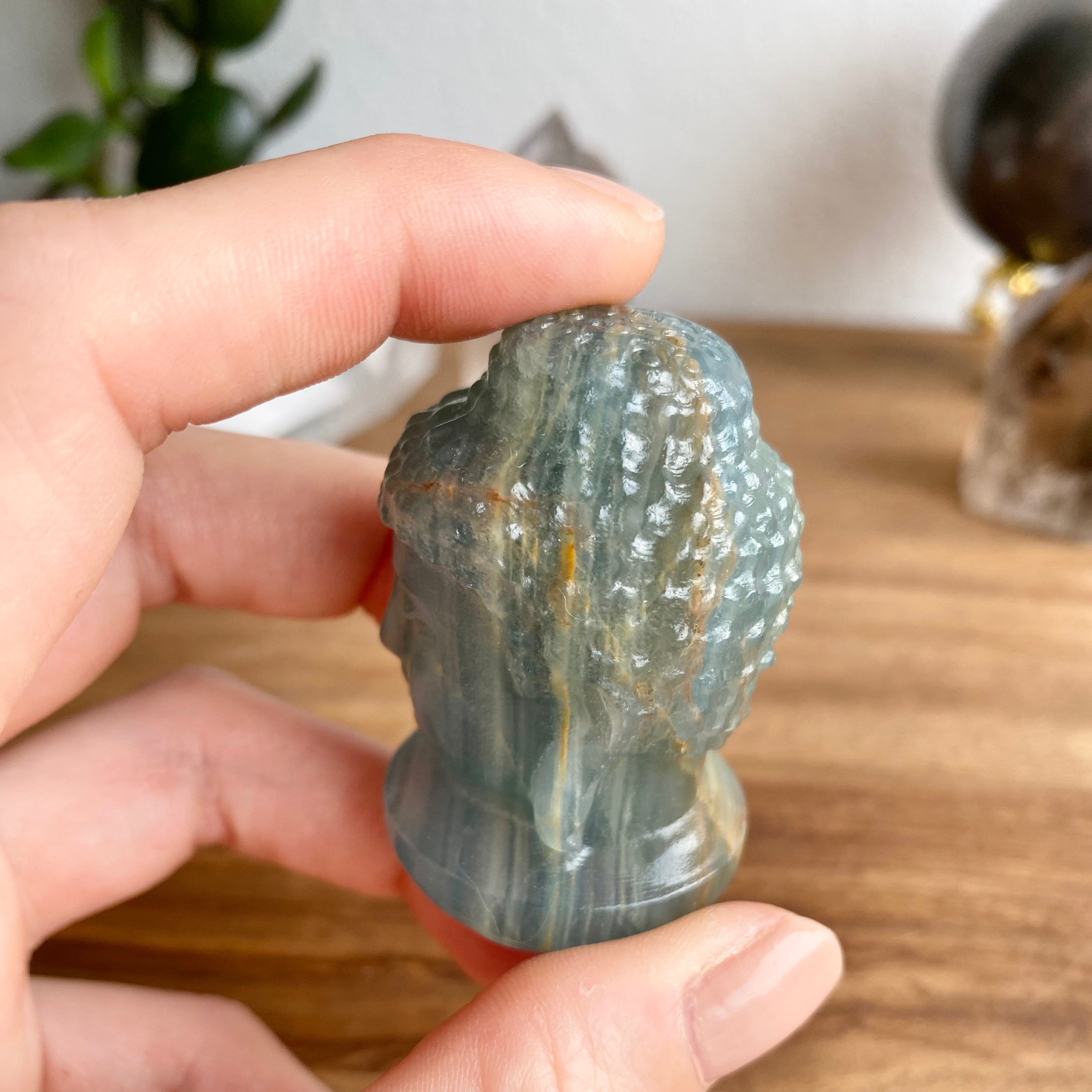 Blauer Calcit Buddha mit Aragonit