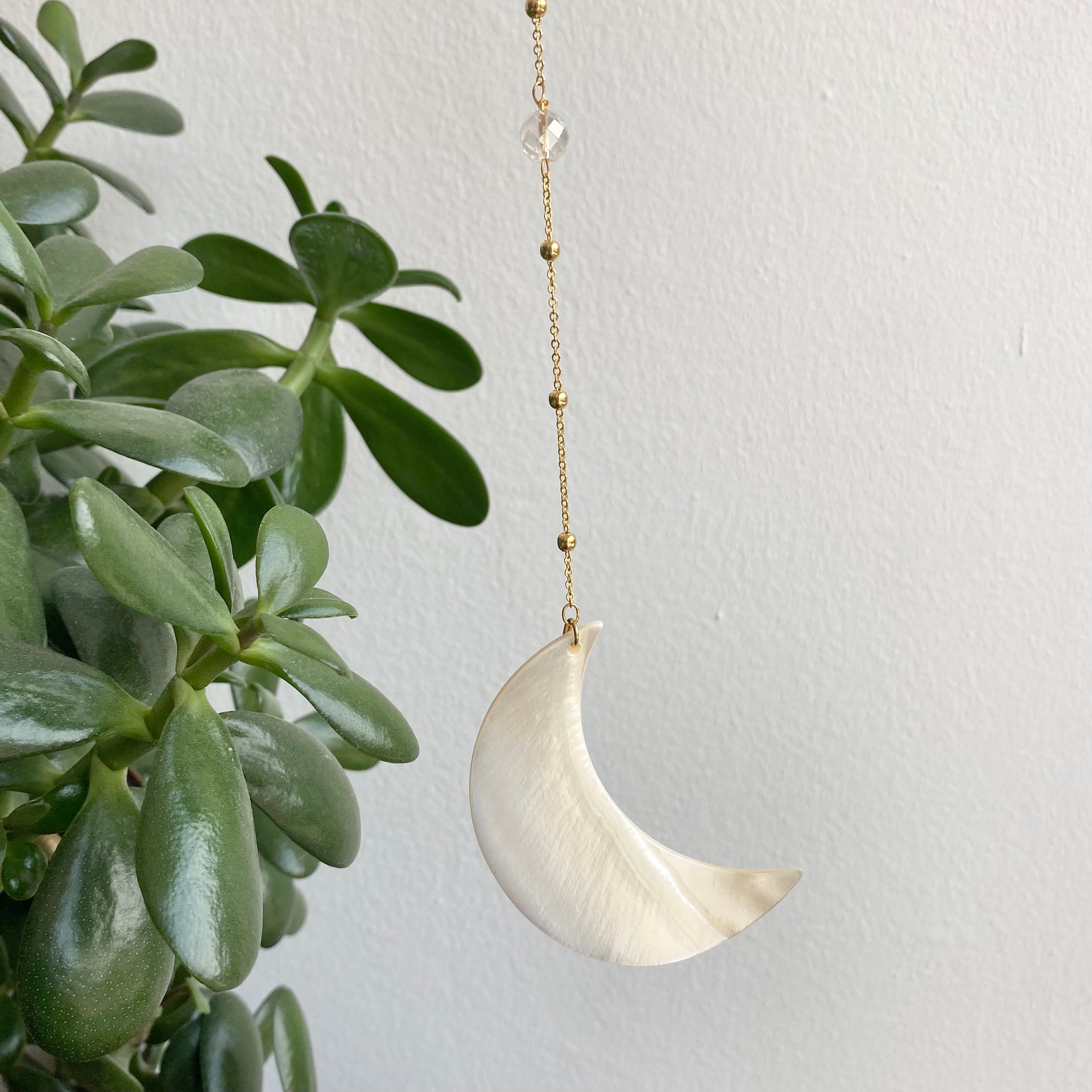 Perlmutt-Mond-Hänger mit Engel Aura Quartz - Produktbild