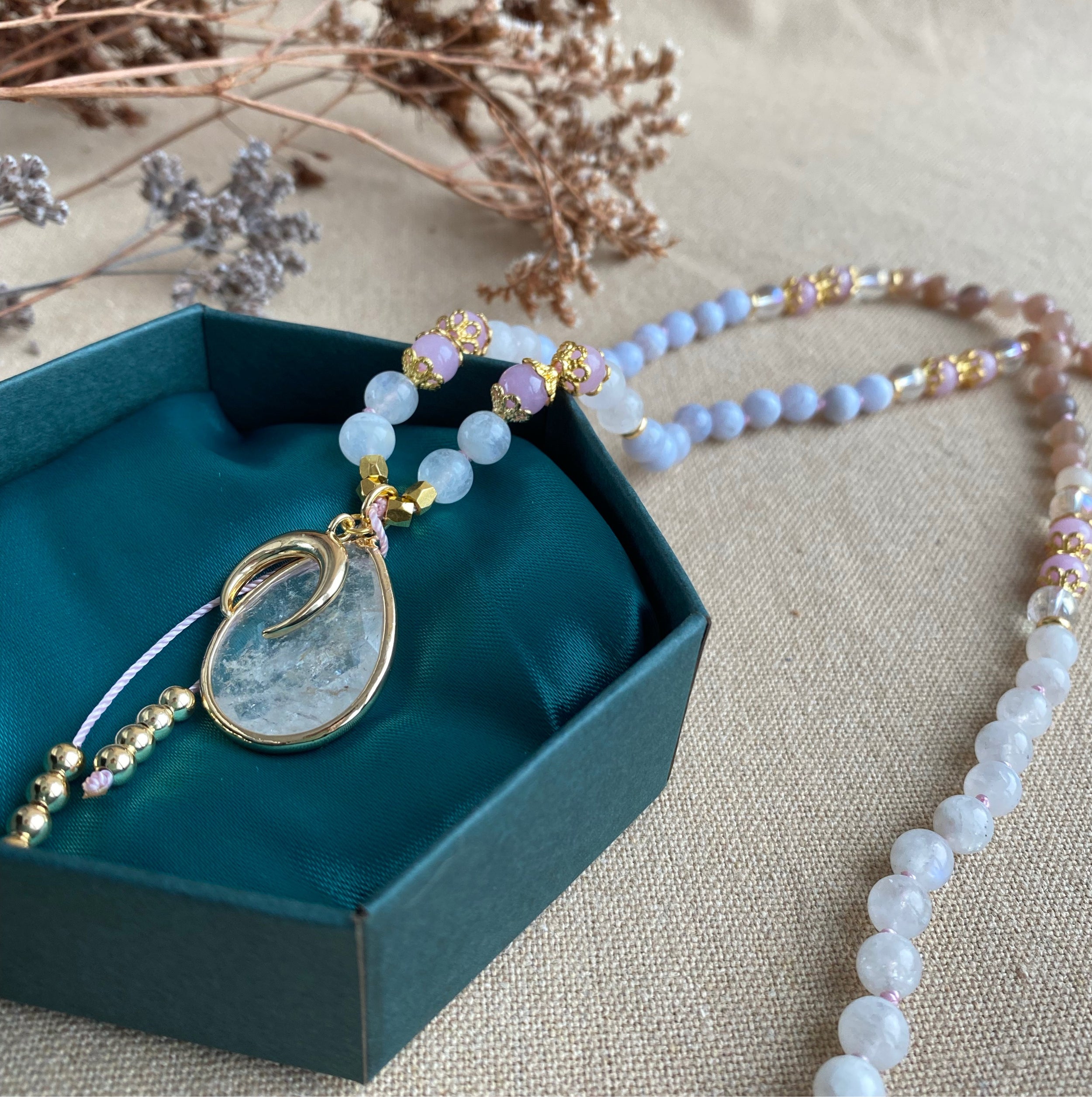FLOWER BOUQUET Mala | Blauer Chalcedon, Mondstein, Engel Aura Quarz & Kunzit