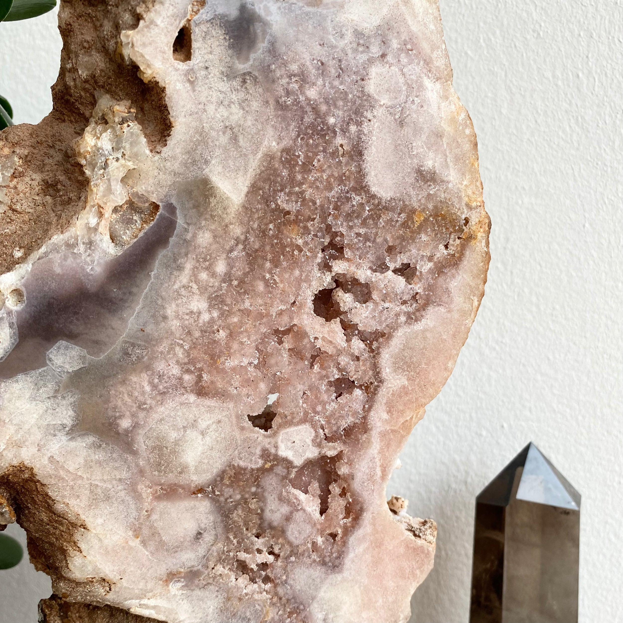 Pink Amethyst Slab auf Ständer - Ansicht vom Produkt