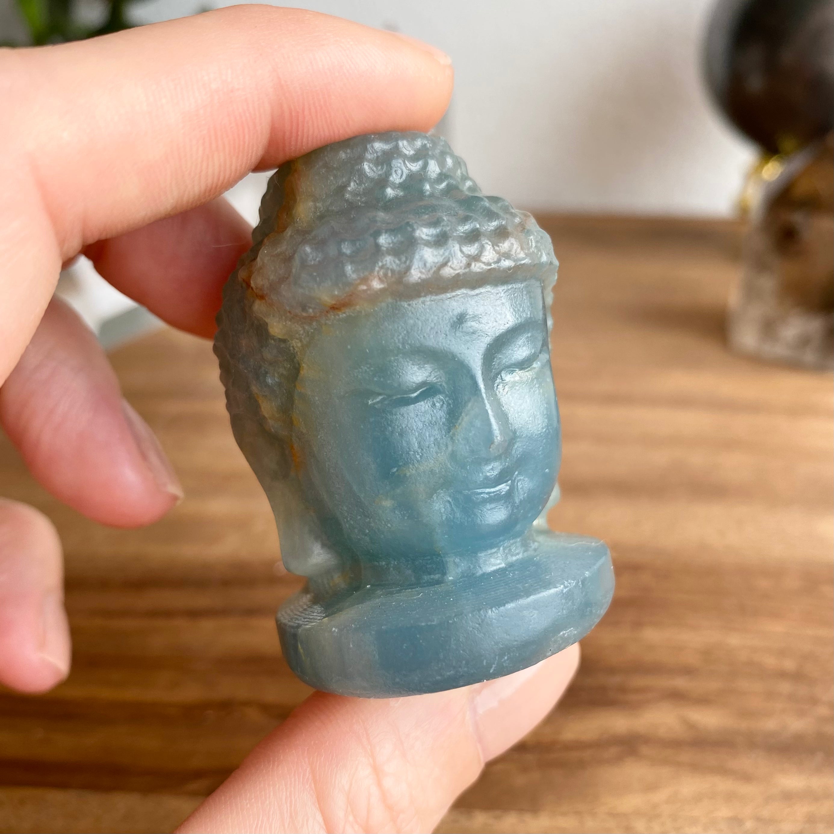 Blauer Calcit Buddha mit Aragonit